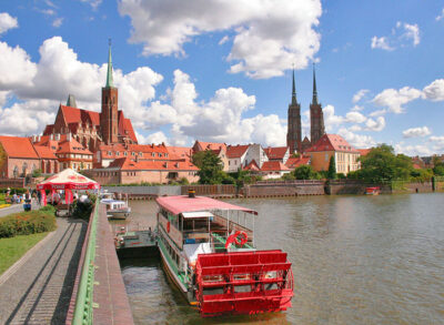Panorámica de la zona antigua de Wroclaw desde el río Odra con la Catedral de San Juan Bautista al fondo (Wroclaw, Polonia)