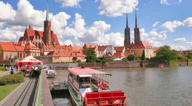 Panorámica de la zona antigua de Wroclaw desde el río Odra con la Catedral de San Juan Bautista al fondo (Wroclaw, Polonia)